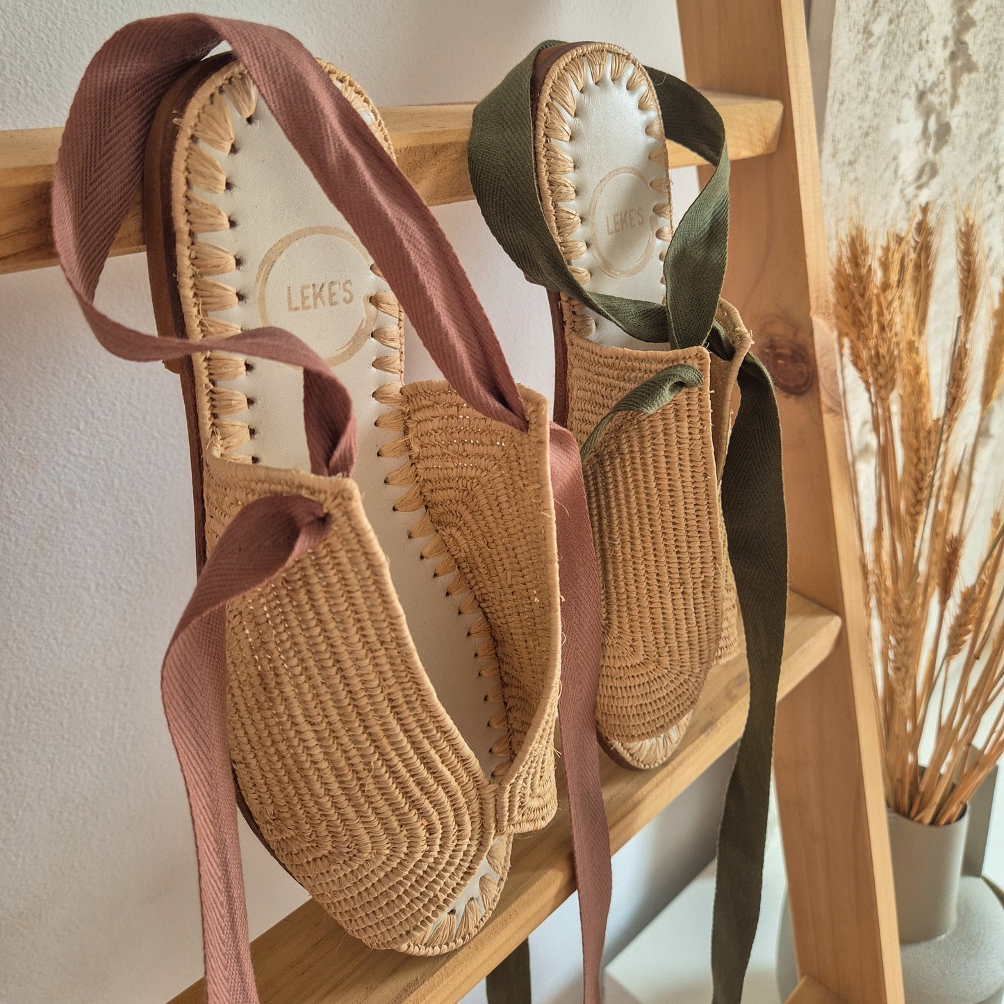 Fara natural de Leke's en escalera de madera con cintas de algodón en verde y marrón