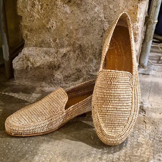 Mocasín Mouna de Leke's en suelo de cemento