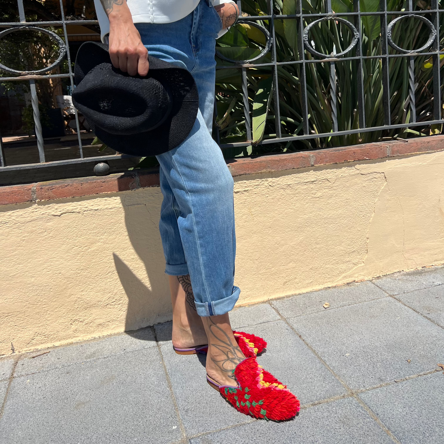 Mule Aisha de Leke's con un look casual de tejanos pitillo 