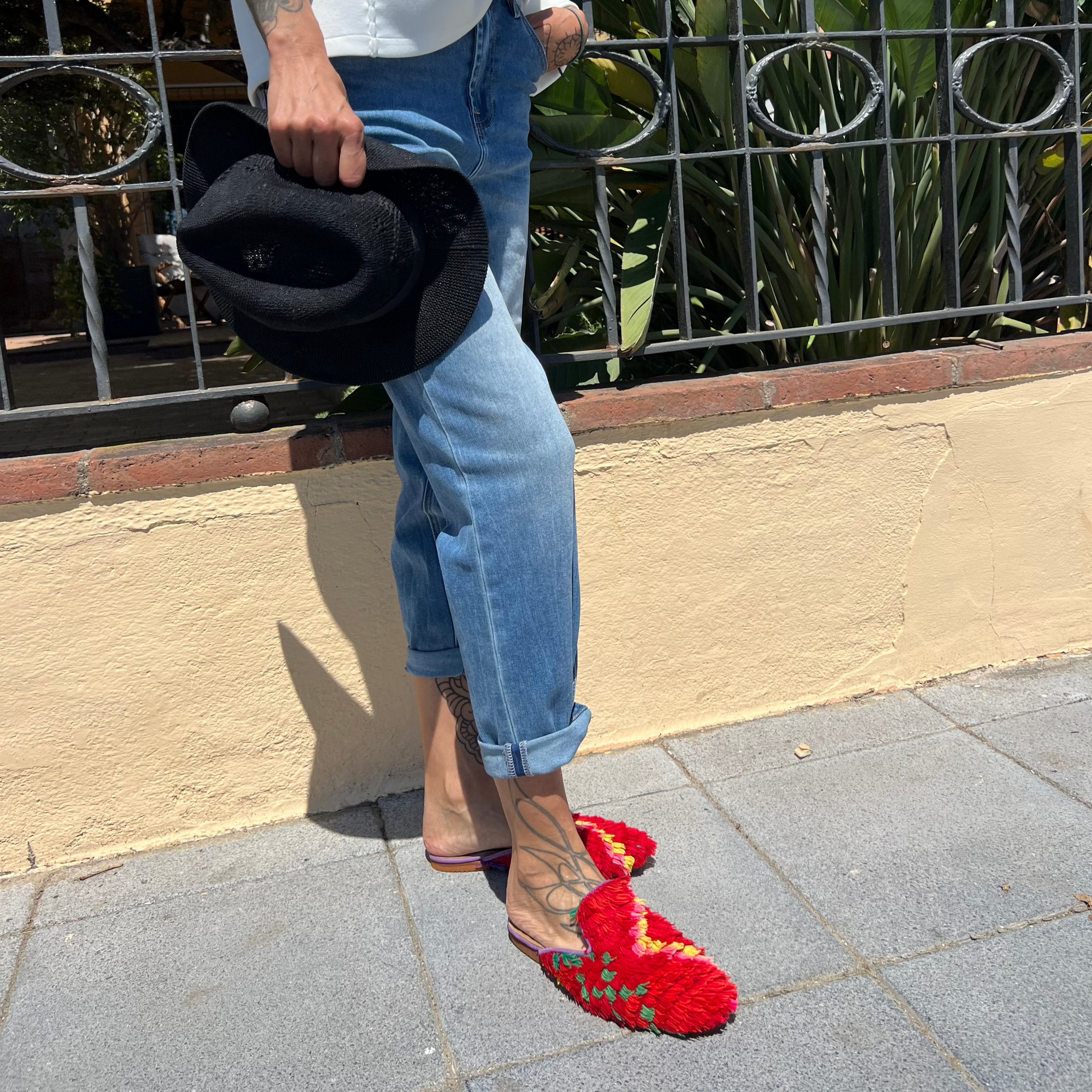 Mule Aisha de Leke's con un look casual de tejanos pitillo 
