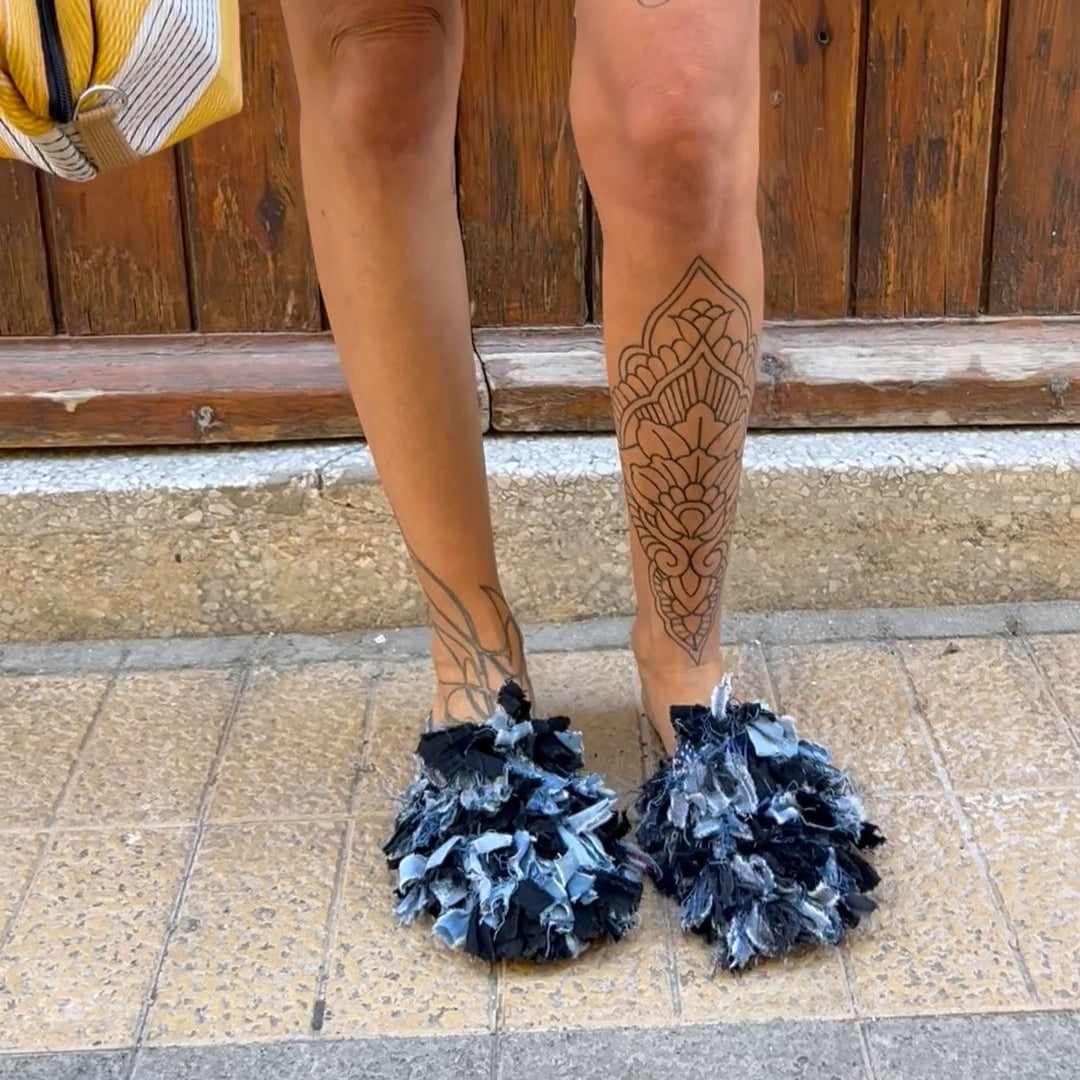 Mule Aya de Leke's con un look primaveral con falda a conjunto denim y un bolso de mano amarillo de nylon reciclado