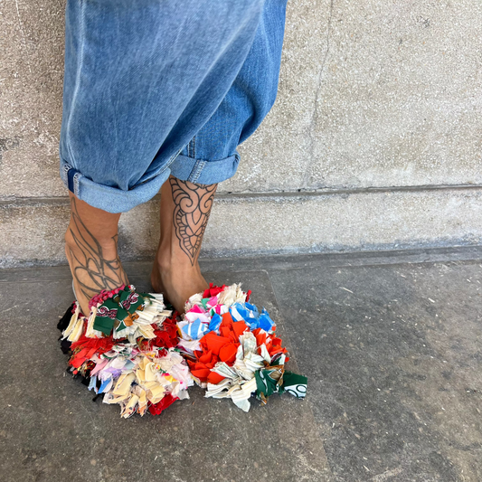 Mule Noura con un outfit jeans en un ambiente primaveral 