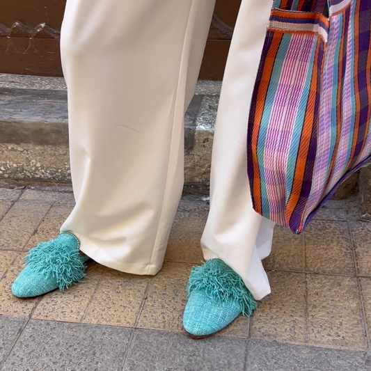 Mule Salma de Leke's con un outfit de pantalón palazzo blanco