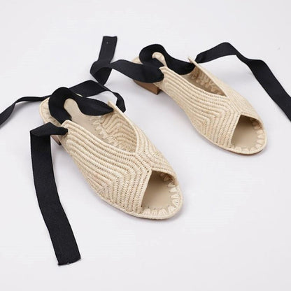 Sandalia Fara de Leke's en rafia natural con una cinta de algodón en negro para anudar a la pierna