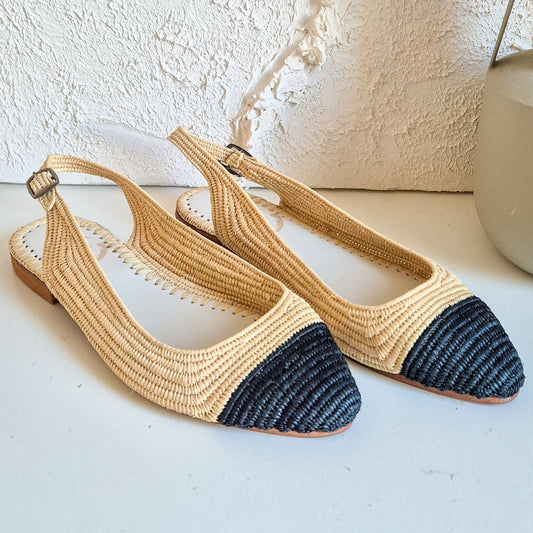 Sandalia Lina de Leke's en rafia natural, un diseño slingback con la punta en tono negro