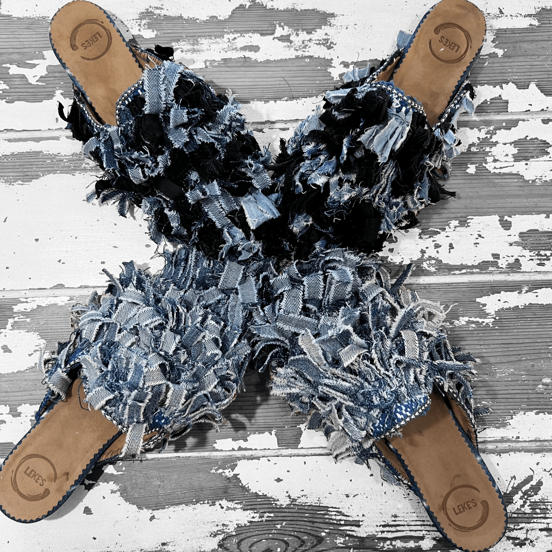 Mules modelo Aya de Leke's en el que se muestra la exclusividad de cada par de mules por la mezcla de retales de jeans en distintos tonos. Uno de ellos tiene una mezcla de jeans denim en tonos claros y el otro en tonos más oscuros. 