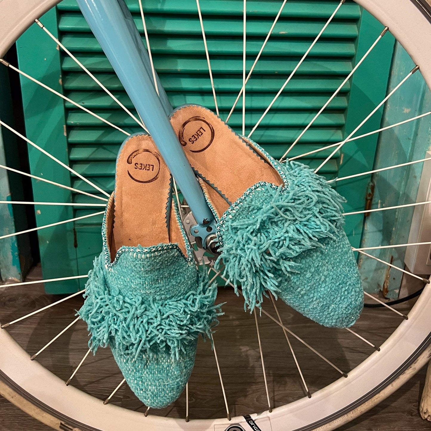 Mule Salma de Leke's. Es un mule en tono turquesa hecho a mano con una alfombra reciclada.